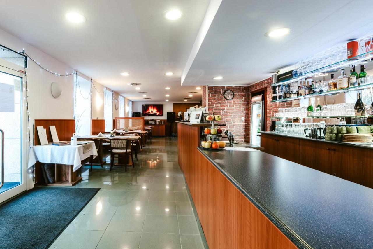 Hotel Adria Nová Dubnica Eksteriør bilde